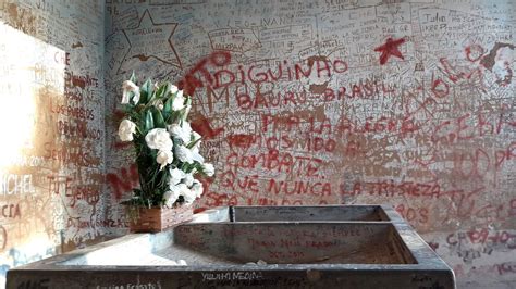 Der tote hat große ähnlichkeit mit jesus christus, darin die welt aber, die bald die fotos sehen wird von der christusgleichen leiche, kennt ihn unter dem. Ernesto Che Guevara: Wie die Hände des Toten um die Welt ...