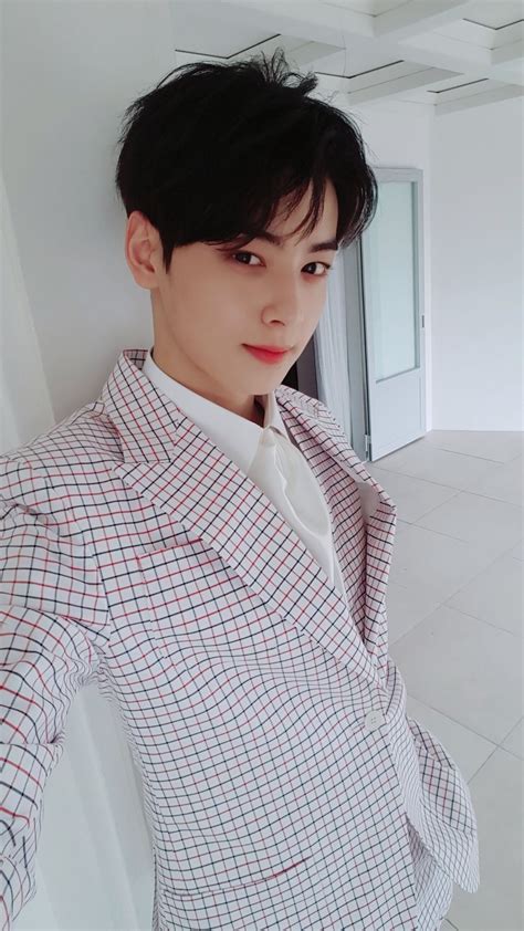 Cha eun woo (born lee dong min) is a south korean singer, actor, and member of the boy group 'astro'. insta | Kpop in 2019 | Cha eun woo astro, Cha eun woo ...