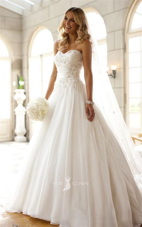 Strapless Sweetheart Ball Gown Wedding Dress With