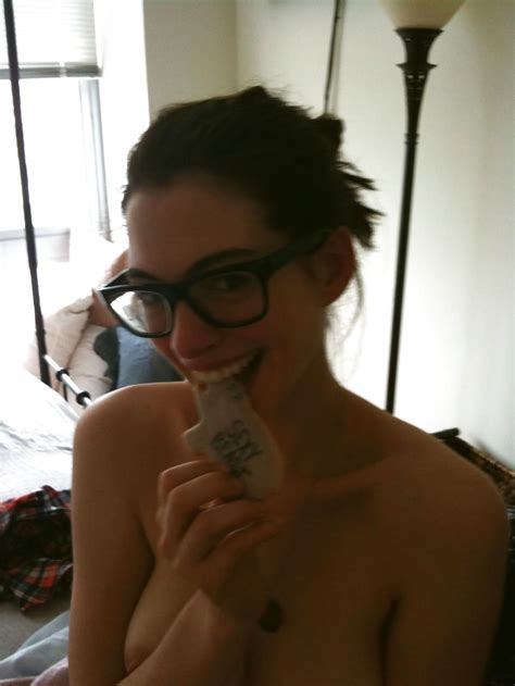 Anne Hathaway Nude Photos Leak August 2017 12 Pics