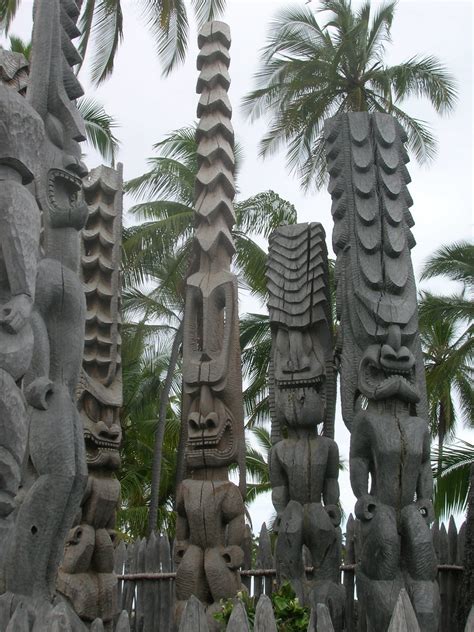 Sun and moon take place in the alola region, based on the us state of hawai'i, one of the most ecologically diverse places on earth. Hawaiian Totems | Series of totem poles surrounding the ...