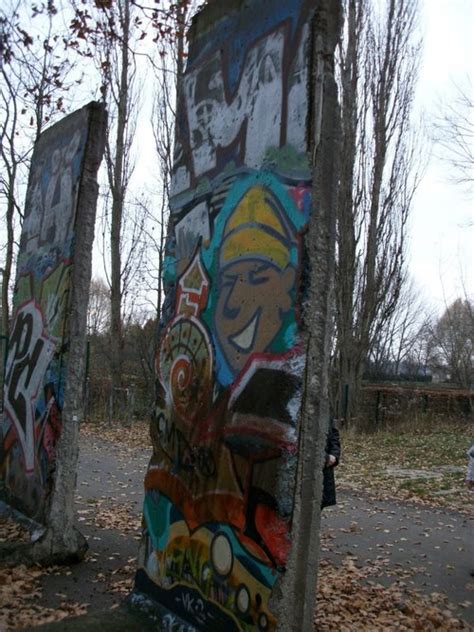 Der 80 meter lange mauerstreifen der ersten generation lag jahrzehnte verborgen in einem waldstück im norden berlins. ADZ-Online - Berlin spendet Temeswar ein Stück der Mauer