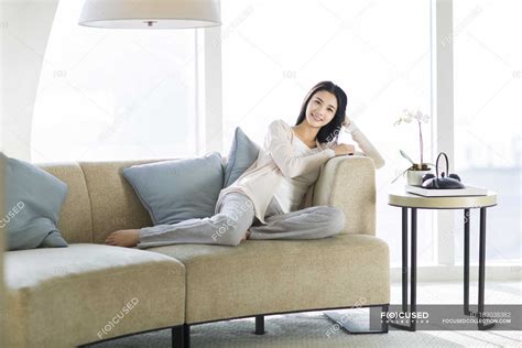 Mujer China Sentada En El Sofá En El Interior De La Sala De Estar — Habitación Hembra Stock