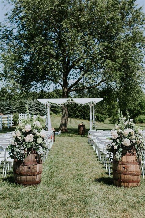 The first thing that comes in mind when the traditional long rug runner is a perfect match for a forest outdoors location. 34 Stylish Outdoor Wedding Aisle Décor Ideas - ChicWedd