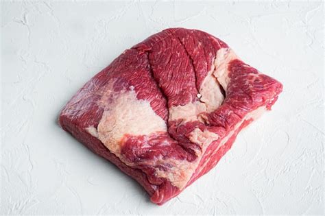 Pieza Cruda De Carne De Pechuga De Ternera De Mármol Foto Premium