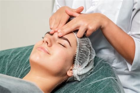 Premium Photo Woman Receiving Face Massage