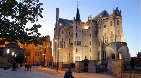 Het modernistische bouwwerk is ontworpen door niemand minder dan de spaanse kunstenaar gaudí. Astorga (Spanje) is een historische stad in de Franse route naar Santiago