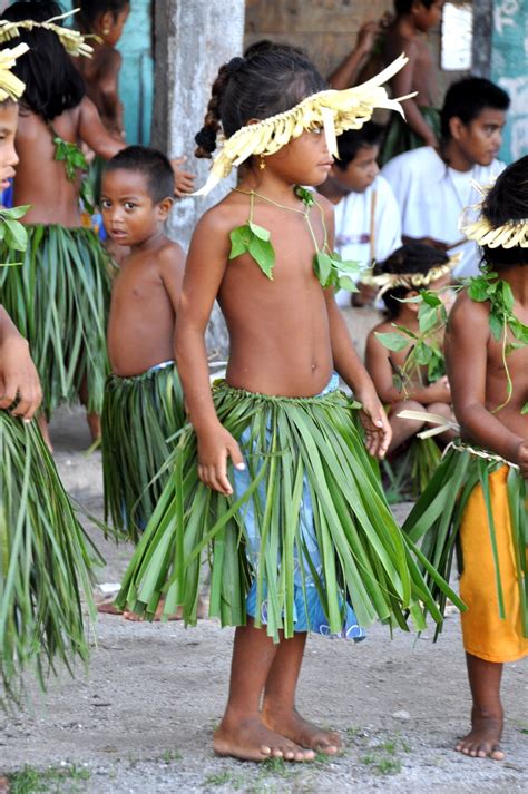 Girls Of Kiribati Gilbert Islands Tarawa Melanesia Micronesia