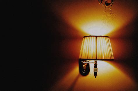 무료 이미지 밤 햇빛 반사 광택 어둠 가로등 램프 전기 노랑 조명 선명한 전등 매크로 사진 컴퓨터