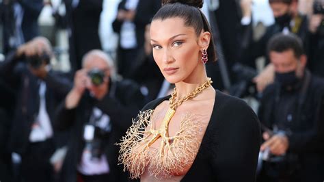 Was Für Ein Outfit Bella Hadid Mit Gold Lunge Am Nackten Dekolleté Krone At