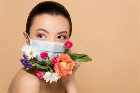 Attraktive Nackt Asiatisches Mädchen in Der Blumengesichtsmaske