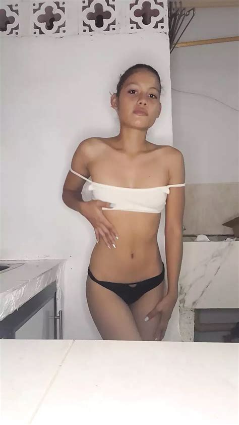 vacker mager 18 årig kvinna läcker video i underkläder xhamster