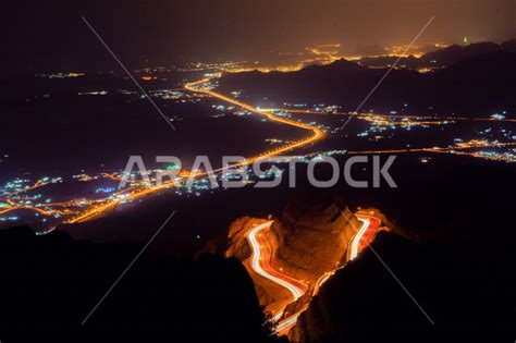 صورة ليلية من أعلى لمنطقة عقبة الهدا في الطائف بالمملكة العربية