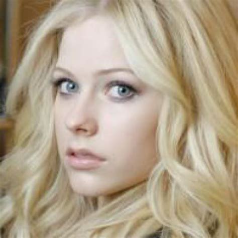 Lepas Eyeliner Tebal Avril Lavigne Makin Cantik Atau Lazoneid