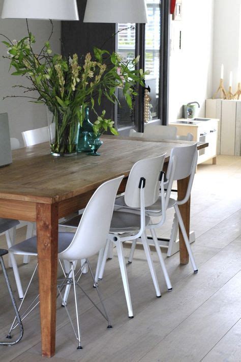 The dining room at the met: Mooi houten tafel met witte stoelen | Dining room table ...