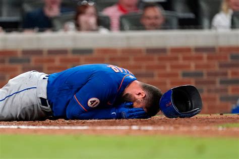 Kevin Pillar Des Mets Frappé Au Visage Par Le Lancer Du Releveur Des