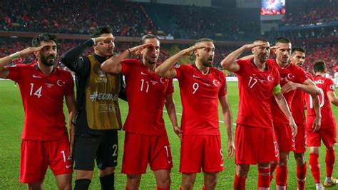 Dans le stade, certains en ont profité pour réclamer la réouverture de la frontière entre la turquie et l'arménie. La célébration militaire des joueurs turcs va être ...
