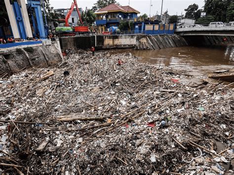 Sungai Tercemar Sanksi Ini Mengintai Warga Yang Buang Sampah Ke Sungai