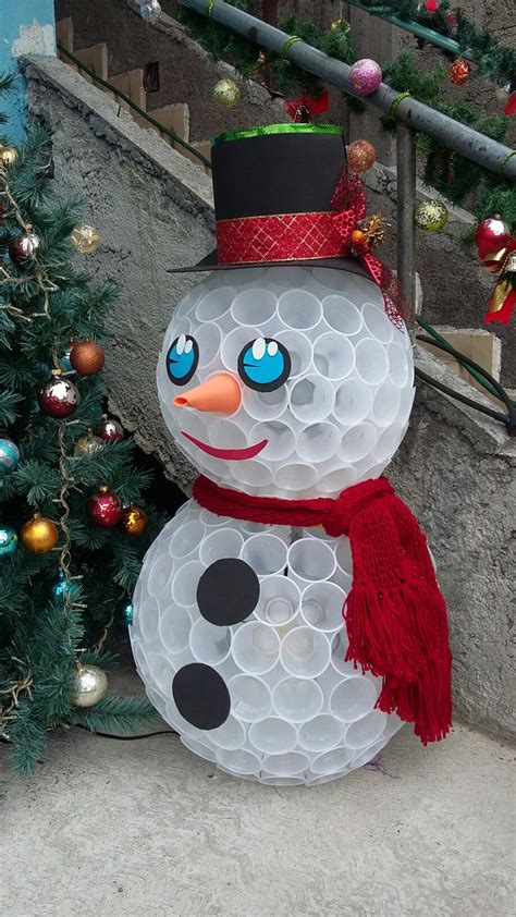 muñeco de nieve hecho con vasos Office christmas decorations