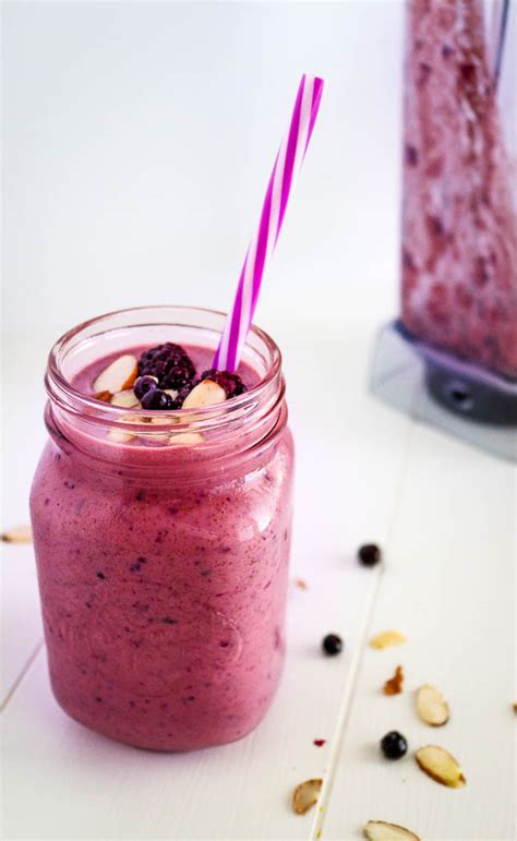 Almond milk smoothie that is healthy, easy and great for a quick breakfast. Almond Berry Breakfast Smoothie Recipe | The Gestational Diabetic