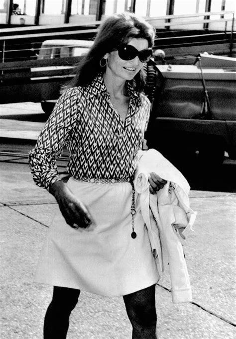 Jacqueline Kennedy Onassis Walks Photograph By Everett