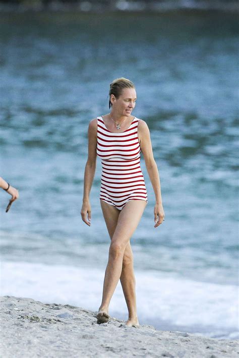 49 hottest uma thurman bikini pictures are absolutely mouth watering the viraler