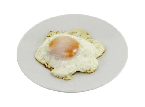 Huevo Frito En Un Plato Blanco Aislado En Blanco Imagen De Archivo