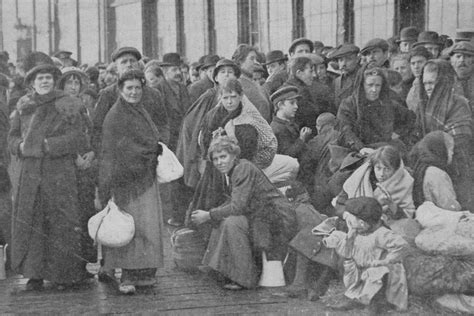 Uk Photo And Social History Archive Refugees Belgian Refugees Waiting At The Quayside In