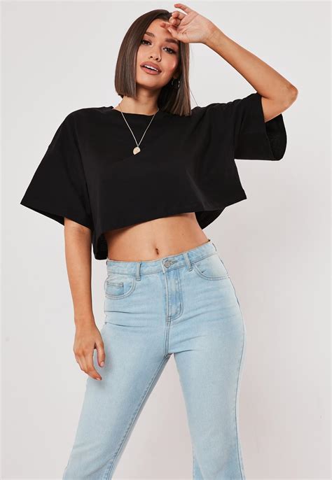 Welcome in warmer days full of sunshine with a crop top or two from our carefully curated collection. Crop top oversize noir avec épaules tombantes | Missguided