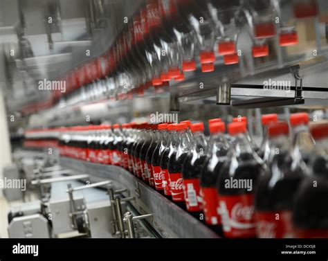 botellas de coca cola se muestran a la línea de producción en la planta embotelladora de coca