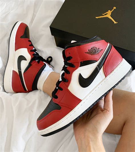 Giày Nike Air Jordan 1 Mid Chính Hãng Giá Bao Nhiêu