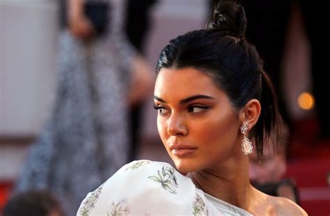 Kendall Jenner Slammed After People Learn Shes To Receive Fashion
