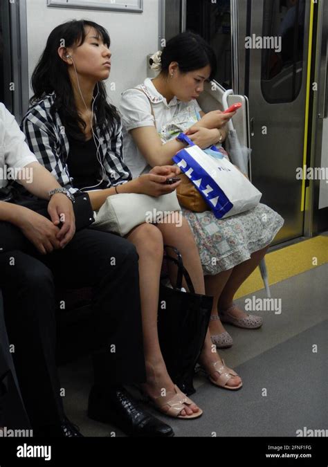 Deux filles japonaises attendent dans le métro à Tokyo au Japon Photo
