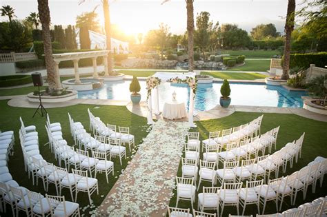 A low wall in stone, that's a fine idea to tuck the edge of the pool. Summer Weddings by Relaxing Swimming Pools - Inside Weddings