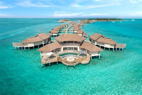 Se trata de casi 2.000 islas, de las cuales sólo 202 están habitadas y 87 son islas dedicadas al turismo vacacional. IHG inaugura luxuoso resort nas Maldivas | Qual Viagem