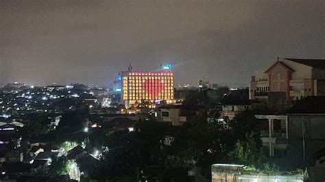 Lampu Merah Putih Berbentuk Hati Hiasi Gedung The O Bogor Suryakancana Di Jl Suryakancana
