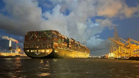 Ever Given Uriașa Navă Cargo Care A Blocat Canalul Suez A Aruncat Ancora în Portul Rotterdam