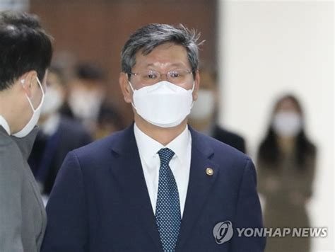 검사징계법 위헌 소송, 이용구 차관 기피 / 모든 카드 다 쓰는 윤총장. '택시기사 폭행 혐의' 이용구 법무부 차관...檢, 내달 중 기소 ...