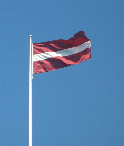 Expatica reports on 26 february 2009 a government issue on the colour of the latvian flag. Flagge Lettlands