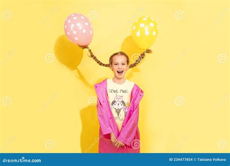 Grappig Klein Meisje 7 8 Jaar Oud Vliegt Weg Op Ballonnen Die Aan 2