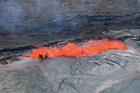 Hawaiis Kilauea Volcano Erupts