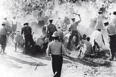 Student protesting against the forceful imposition of afrikaans. The Soweto Uprising - Le Mauricien