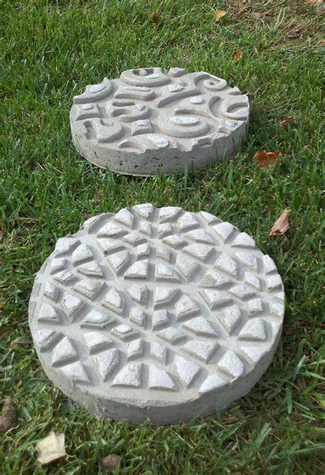 DIY Garden Stepping Stones | Garden stepping stones, Concrete stepping