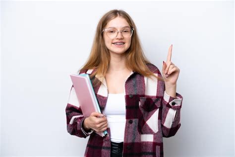 Garota Russa Estudante Adolescente Isolada Em Fundo Branco Apontando