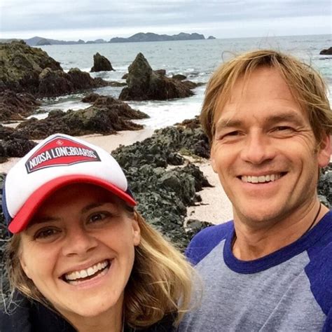 Happy Endings Star Eliza Coupe Gets Married Christmas Eve In New Zealand—see The Wedding Ring