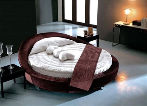 Round beds and round mattresses once dominated in the 1970's have made a successful comeback. 9 Round Bed Design Ideas For Modern Charm In The Bedroom ...