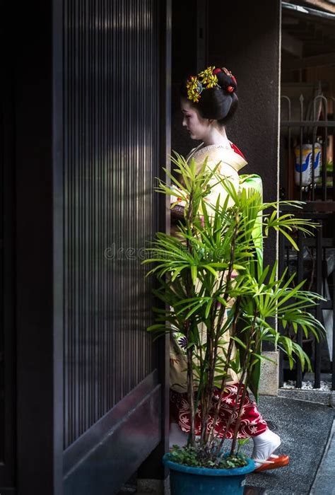geisha de maiko en gion kyoto japon photographie éditorial image du coiffure costume 98549597