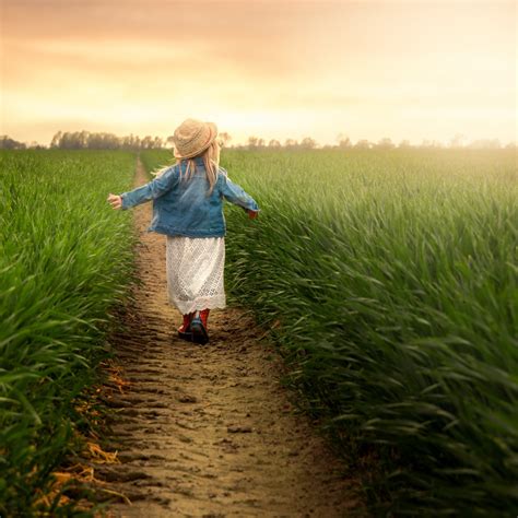 Download Wallpaper Child In The Green Field At Sunset 1024x1024