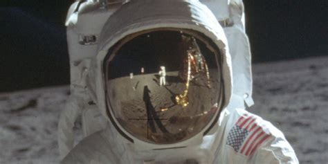 Pourquoi Ce Nest Pas Neil Armstrong Sur Les Photos Du Premier Homme Sur La Lune