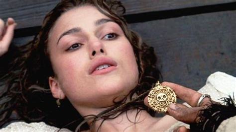 Le Collier D Elisabeth Keira Knightley Dans Pirates Des Cara Bes La Mal Diction Du Black Pearl